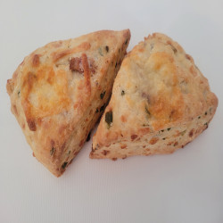 SCONE BACON, FROMAGE ET OIGNONS VERTS 2 UNITÉS